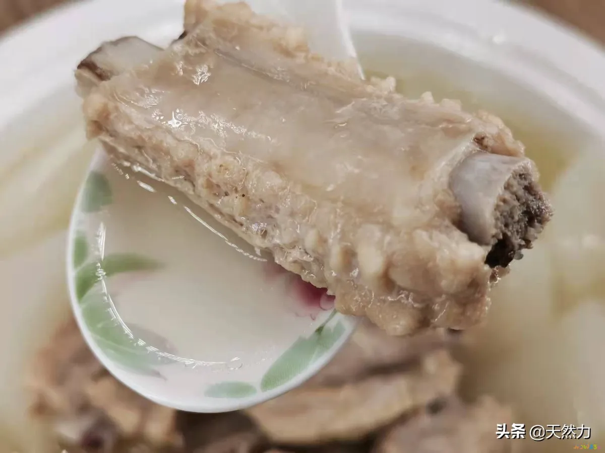 排骨白萝卜煲汤的做法（家常老火靓汤之萝卜排骨汤）