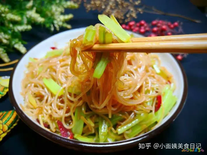 包菜炒粉条的家常做法_芹菜粉条炒肉的做法_芹菜炒粉条的家常做法