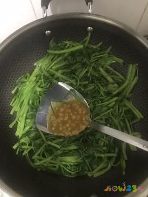 潮汕经典家常菜，普宁豆酱炒空心菜的做法 步骤5