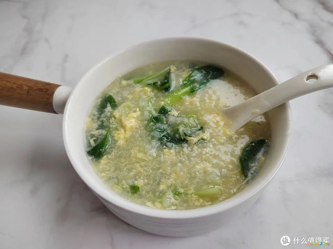 公公住院后，江西女子每天送饭，被病友吐槽真寒酸，婆婆：别送了