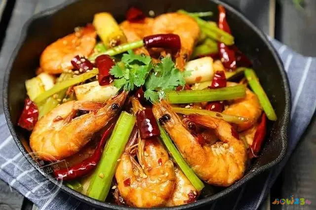 家常干锅虾鸡爪的做法_干锅香辣虾的家常做法_家常干锅虾的做法