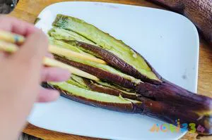 蒜泥茄子的做法步骤2