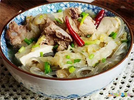 排骨炖酸菜的做法东北窍门_排骨炖酸菜家常做法_东北排骨炖酸菜的做法大全