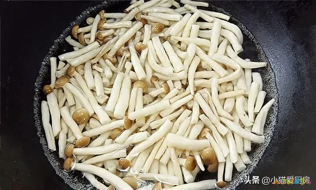 素炒蟹味菇的家常做法大全（教你素炒蟹味菇的新做法）(7)