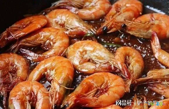 家常焖大虾简单做法_家常油焖大虾简单做法_番茄酱焖大虾的做法