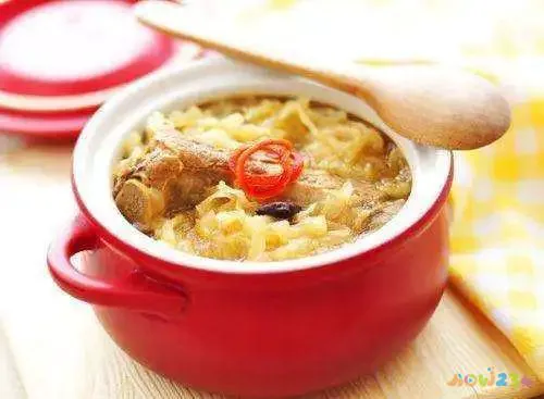 排骨烩酸菜的家常做法_排骨炖酸菜家常做法_酸菜炖粉条的做法家常