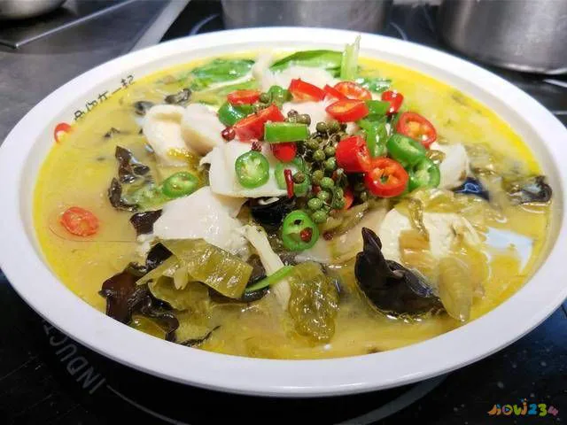 酸菜豆腐鱼汤的做法_酸菜鱼汤的家常做法_酸菜乌鱼汤的做法大全