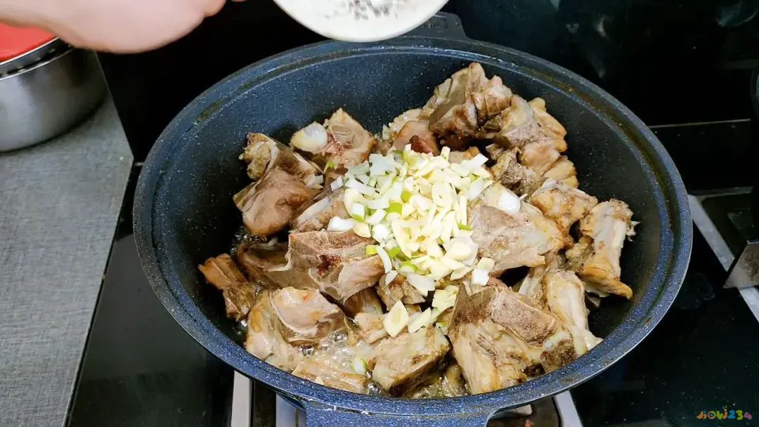 酸菜炖五花肉家常做法_酸菜炖粉条的做法家常_排骨炖酸菜家常做法