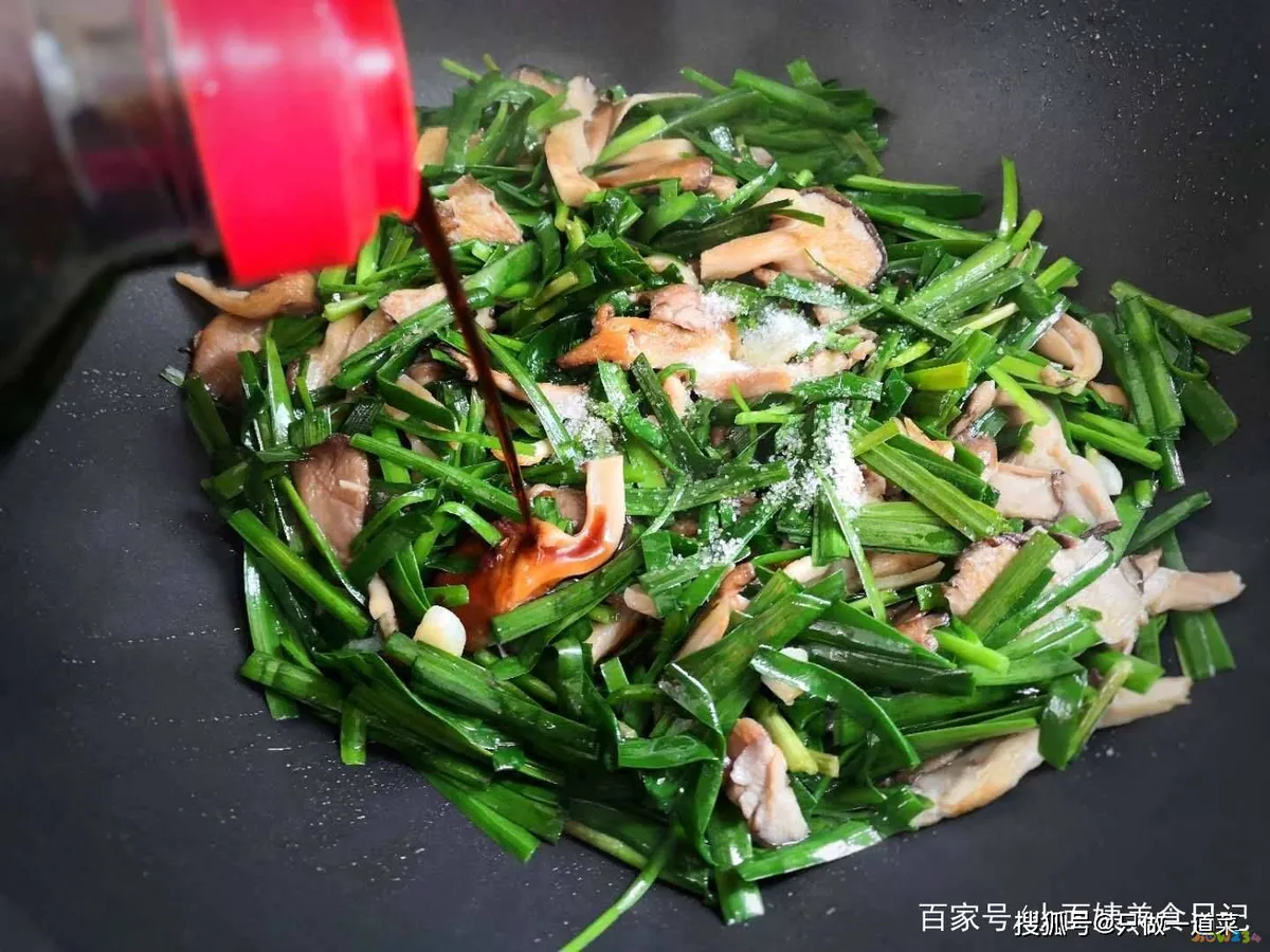 鱿鱼炒韭菜的做法视频_鱿鱼炒韭菜饭店做法_家常鱿鱼炒韭菜的做法