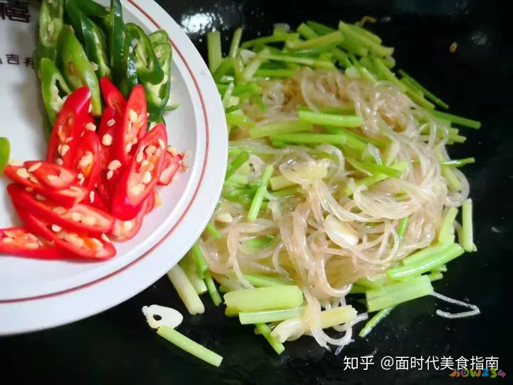 东北芹菜炒粉条的做法_芹菜炒粉条的家常做法_豆芽炒粉条的家常做法