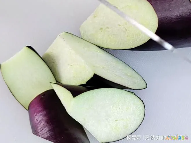 茄子炒肉末的家常做法_蒜香味纸包鱼正宗做法_茄子煲的正宗做法