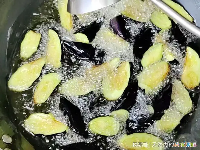 茄子煲的正宗做法_蒜香味纸包鱼正宗做法_茄子炒肉末的家常做法