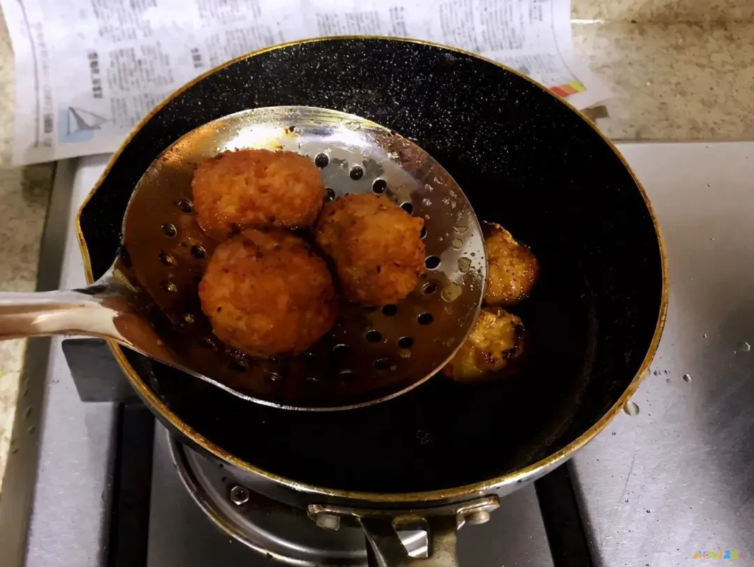 家常炸丸子的做法视频_各种炸丸子的做法大全窍门窍门_炸丸子的家常做法