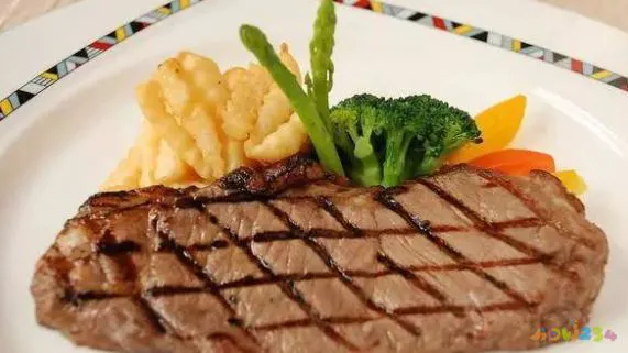 煎牛排的家常做法_在家怎么煎牛排家常做法_煎牛排家常做法视频