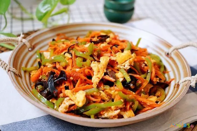 鱼香鸡蛋的家常做法_鸡蛋做鱼的方法_鸡蛋家常做法鱼香肉丝视频