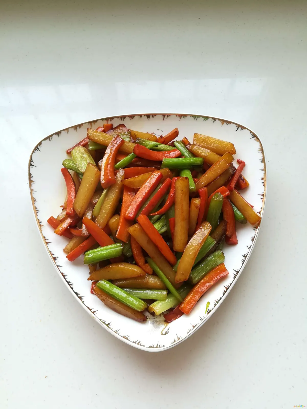 芹菜叶的做法大全家常_芹菜炒肉家常做法大全_芹菜饼的家常做法大全