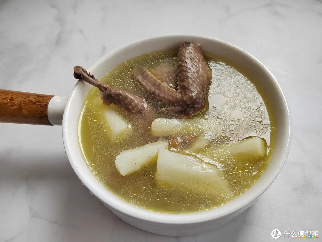 公公住院后，江西女子每天送饭，被病友吐槽真寒酸，婆婆：别送了