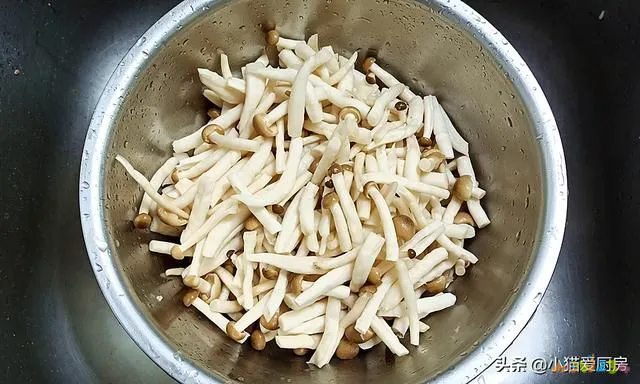 素炒蟹味菇的家常做法大全（教你素炒蟹味菇的新做法）(5)