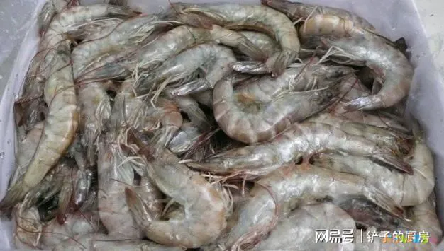 家常油焖大虾简单做法_番茄酱焖大虾的做法_家常焖大虾简单做法