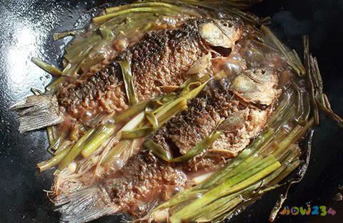 家常鲫鱼炖豆腐的做法_鲫鱼炖茄子的家常做法_炖鲫鱼的家常做法
