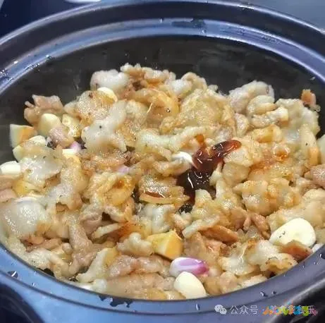 生活一点通五花肉炖鱼_家常五花肉做法炖鱼视频_五花肉炖鱼的家常做法