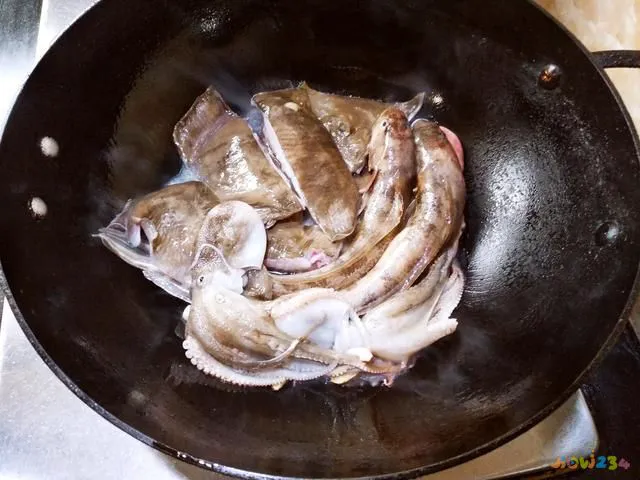 鱼杂炖豆腐的做法_家常炖海杂鱼_鱼炖茄子的家常做法