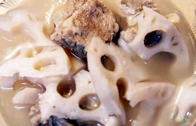 排骨炖藕的家常做法_炖排骨藕家常做法视频_如何炖排骨藕好吃