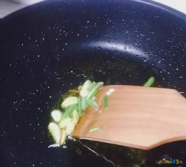 家常炒茼蒿怎么炒好吃_家常速炒_黄豆酱炒肉的家常做法