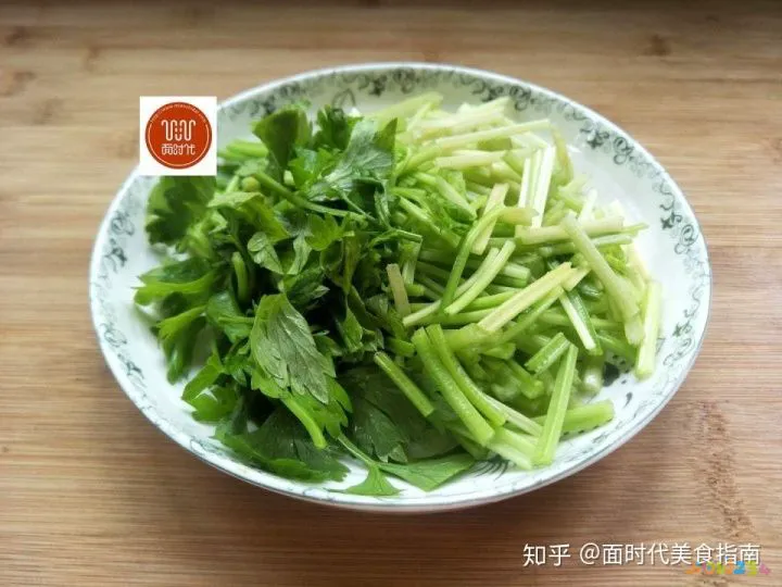 羊肉炒芹菜粉条的做法_肉炒粉条的家常做法_芹菜炒粉条的家常做法