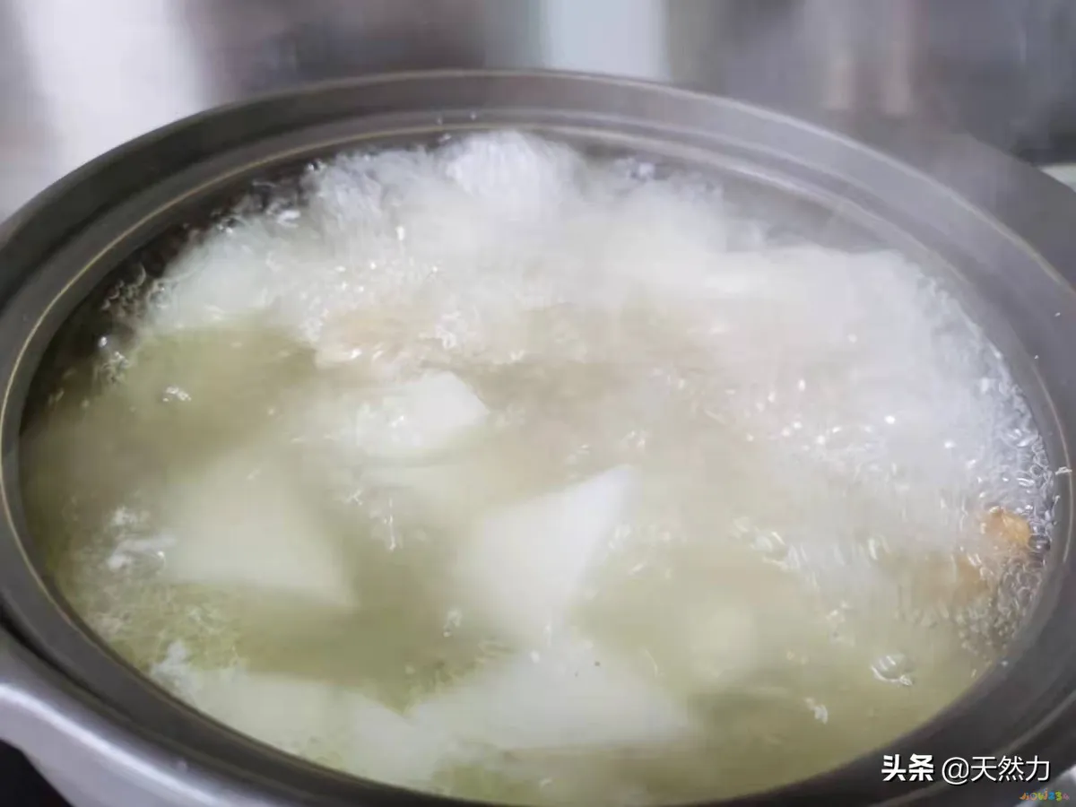 排骨白萝卜煲汤的做法（家常老火靓汤之萝卜排骨汤）