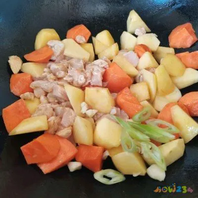 土豆红烧鸡块的正宗做法（简单版红烧土豆鸡块）(5)