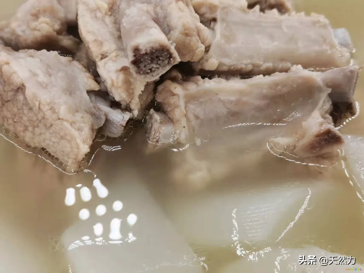 排骨白萝卜煲汤的做法（家常老火靓汤之萝卜排骨汤）