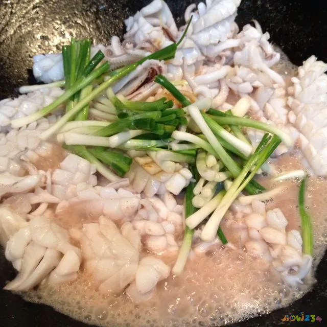 鱿鱼炒韭菜的做法视频_鱿鱼须子炒韭菜的做法_家常鱿鱼炒韭菜的做法