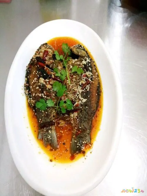 淋炸鲫鱼的家常做法_炸鱼淋汁_淋香酥鲫鱼的做法