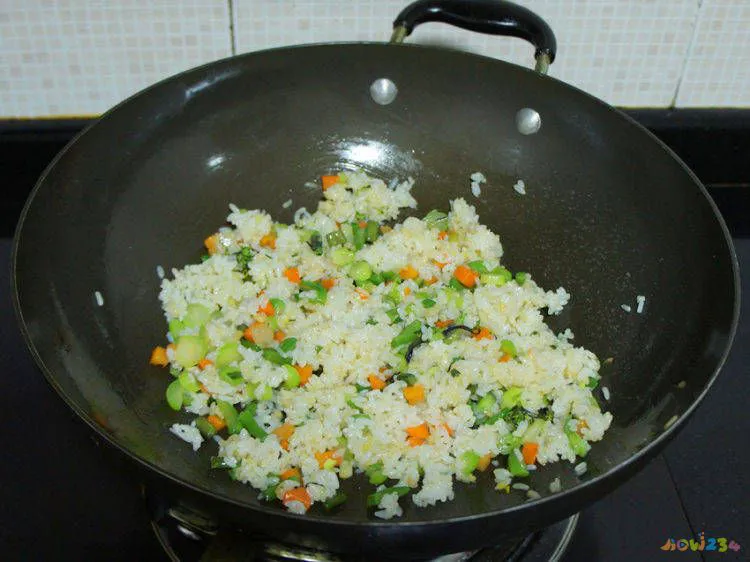 长豆角焖饭的家常做法_电饭锅蘑菇焖饭做法_电饭锅焖饭的家常做法
