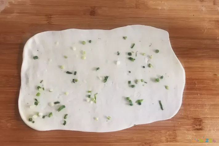 家常葱油饼_葱油花卷的家常做法_葱油手撕饼