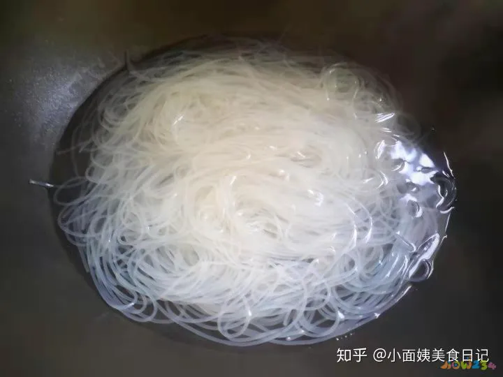 芹菜炒粉条的家常做法_包菜炒粉条的家常做法_芹菜粉条炒肉的做法