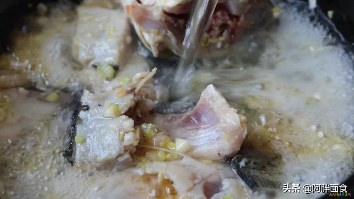 家常炖鲤鱼的做法_炖鲤鱼家常做法最好吃_炖鲤鱼家常做法怎么做