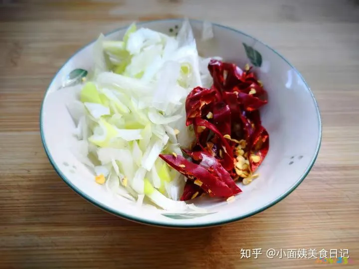 包菜炒粉条的家常做法_芹菜炒粉条的家常做法_芹菜粉条炒肉的做法