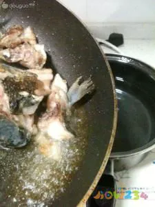 鱼骨汤的家常做法_广东三文鱼骨汤的做法_番茄鱼骨汤的做法大全窍门