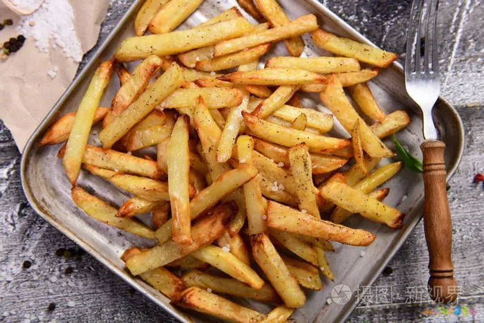炸红薯条的家常做法_炸白薯条做法_炸薯条的家常做法