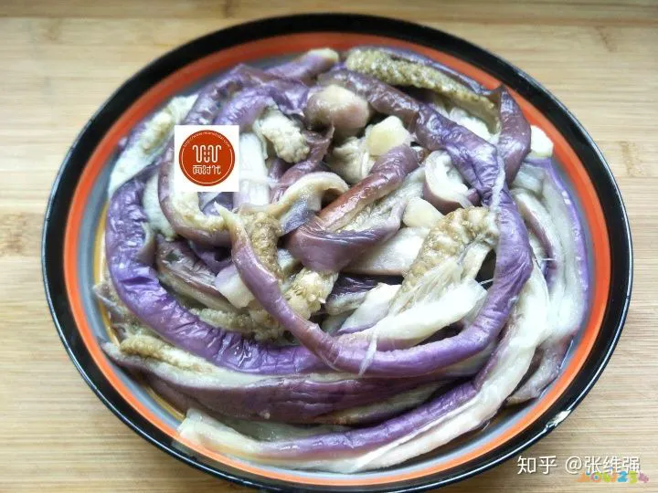 茄子 咸菜做法_油茄子咸菜的家常做法_油淋茄子的家常做法