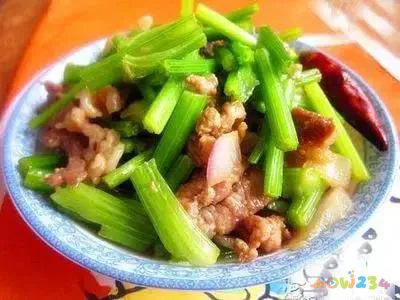 包菜炒粉条的家常做法_芹菜炒粉条的家常做法_芹菜粉条炒肉的做法