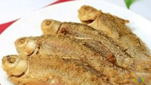 淋炸鱼的做法_淋炸鲫鱼的家常做法_鳞炸鱼小鲫鱼做法