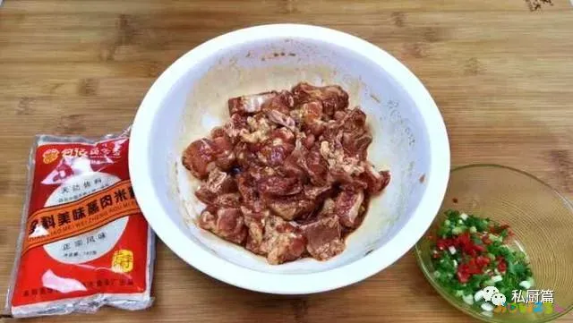 粉蒸排骨的家常做法_粉蒸排骨的配料_排骨蒸粉条的做法