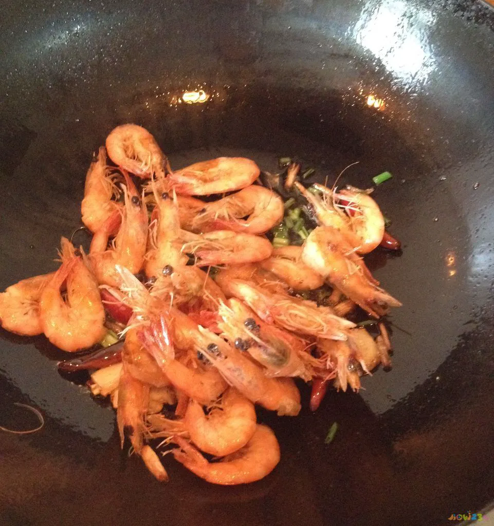 白菜焖大虾的做法_红烧大虾做法家常做法_家常油焖大虾简单做法
