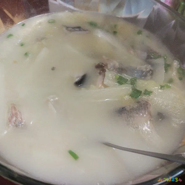 鱼骨汤的家常做法_番茄鱼骨汤的做法大全窍门_广东三文鱼骨汤的做法