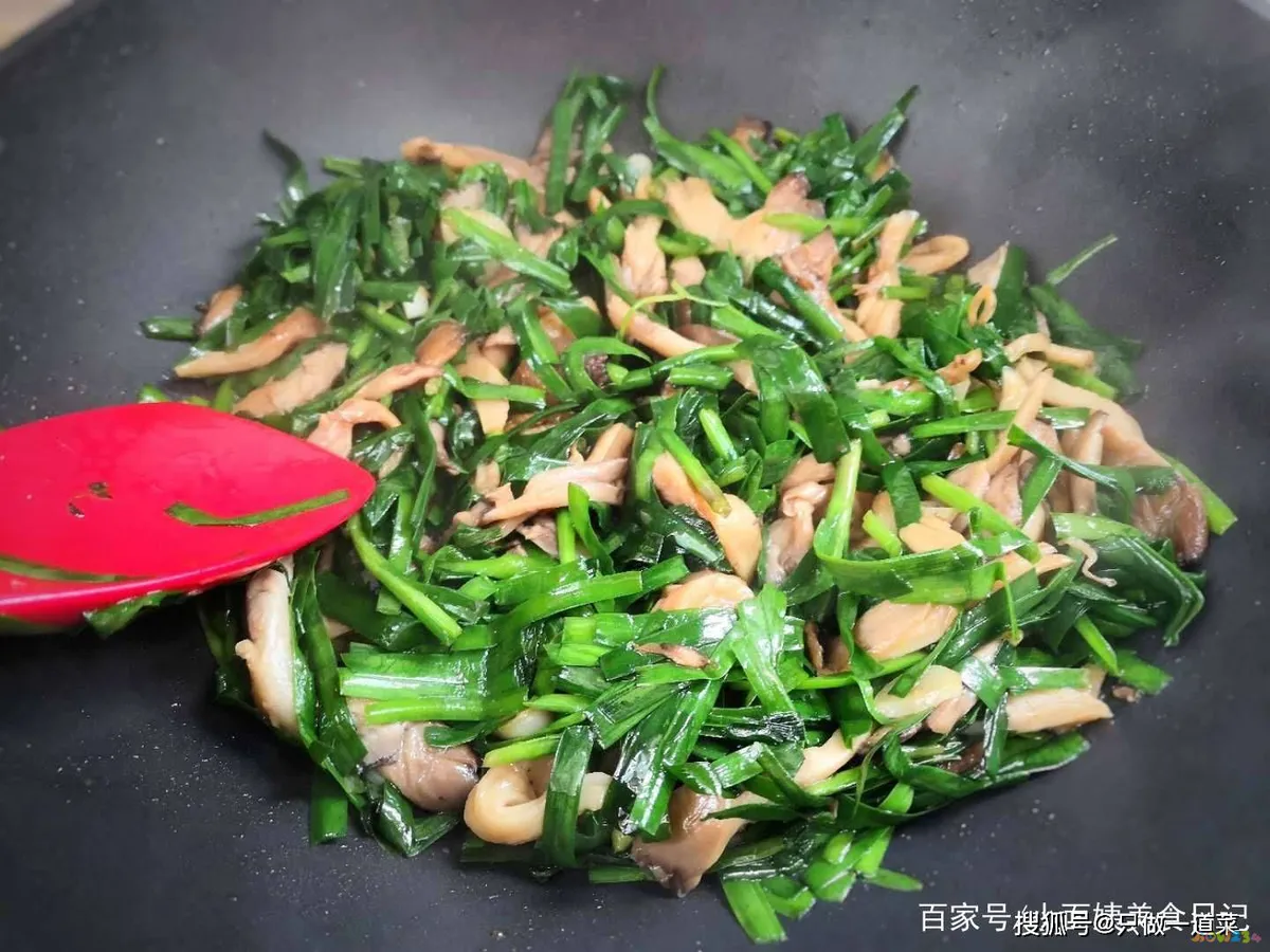 鱿鱼炒韭菜饭店做法_鱿鱼炒韭菜的做法视频_家常鱿鱼炒韭菜的做法
