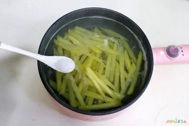 炸甜红薯条的做法_如何做薯条家常做法_炸薯条的家常做法