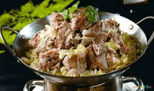 排骨炖酸菜家常做法_排骨烩酸菜的家常做法_酸菜炖粉条的做法家常